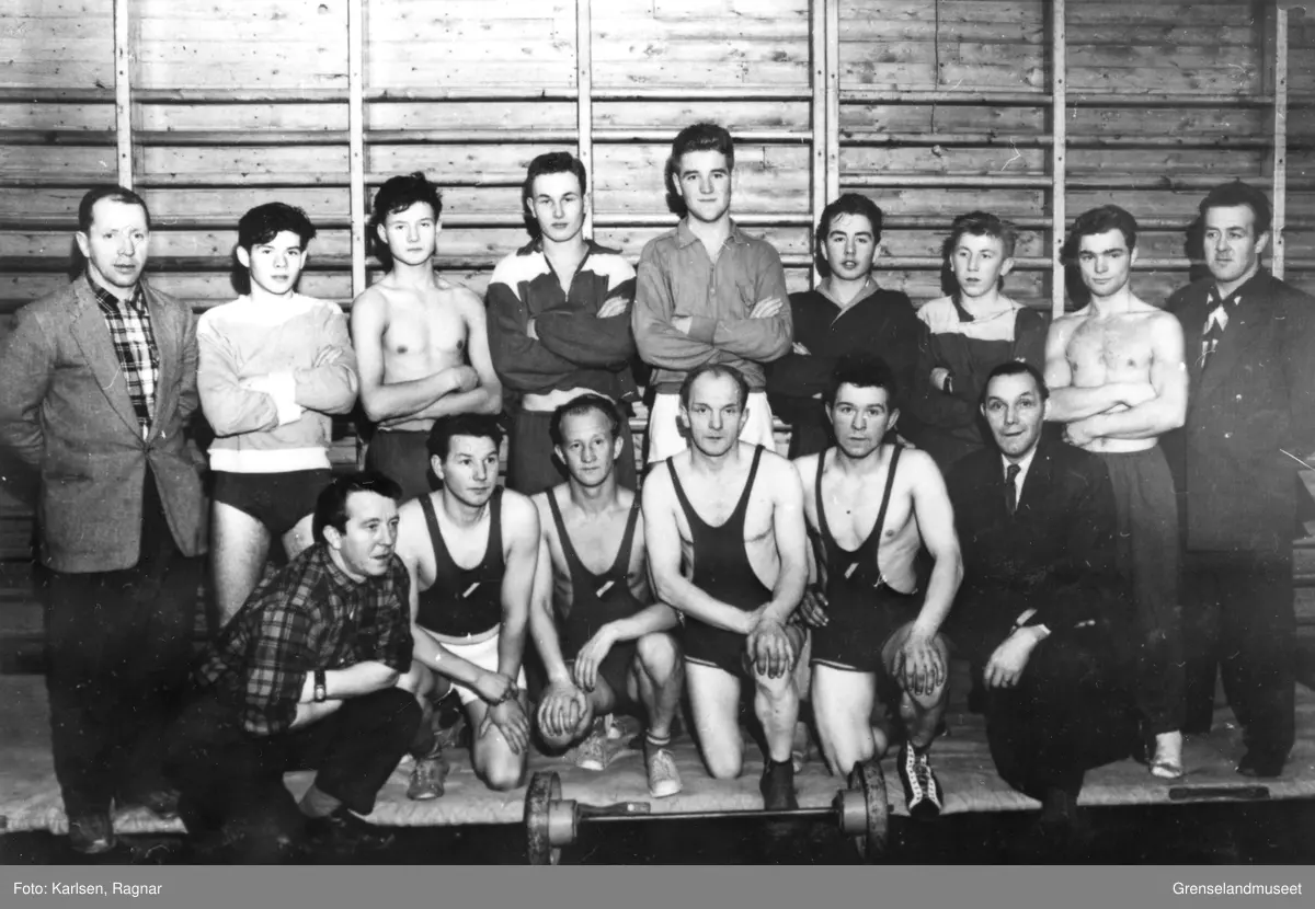 Brytere fra Kirkenes Atletklubb på 1950-tallet. Bak fra venstre: Kjell Kristoffersen, Wikstrand, ukjent, ukjent, Rushfeldt, Roy Nilsen, ukjent, Ingolf Larsen og Arne Paulsen. Foran: Ragnar NilsenHilmar Wærriø, Fritz Øyen, Edmund Bolstad, Gunvald Nilsen og Knut Wærriø.