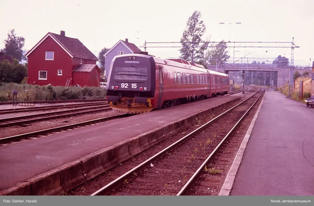 Dieselmotorvognsett type 92 med motorvogn BM 92 15 nærmest, på Bø ...