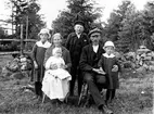 Signe o Karl-Axel Andersson med Anna-Lisa, John och Svea. Rikesäte 1921.