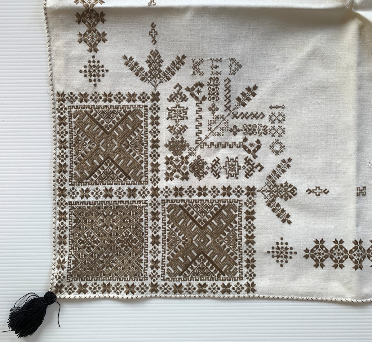 Blomsterliknande mönster i kvadrater i hörnen, en bård mellan kvadraterna på ryggsnibb och framsnibbarna. På ryggsnibben tre kvadrater och en majstångsspira i form av en kvadrat. Märkning med årtal och initialer på första ägaren. På varje framsnibb en kvadrat och en trekant. Åtta ornament.