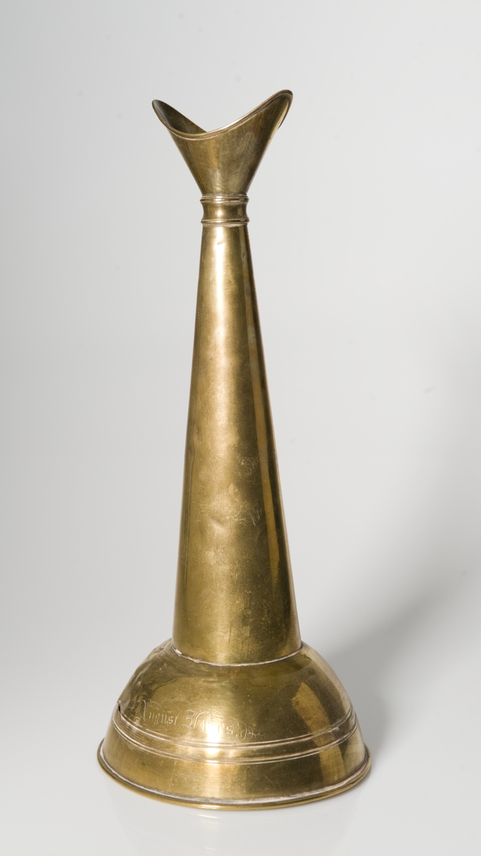Roparens trattliknande del är inuti rödmålad. Å densamma är ingraverat "August Fries" samt "ZENOBIA 18 25/9 43". Tratten är på ena sidan något skrynklad och även bräckt.