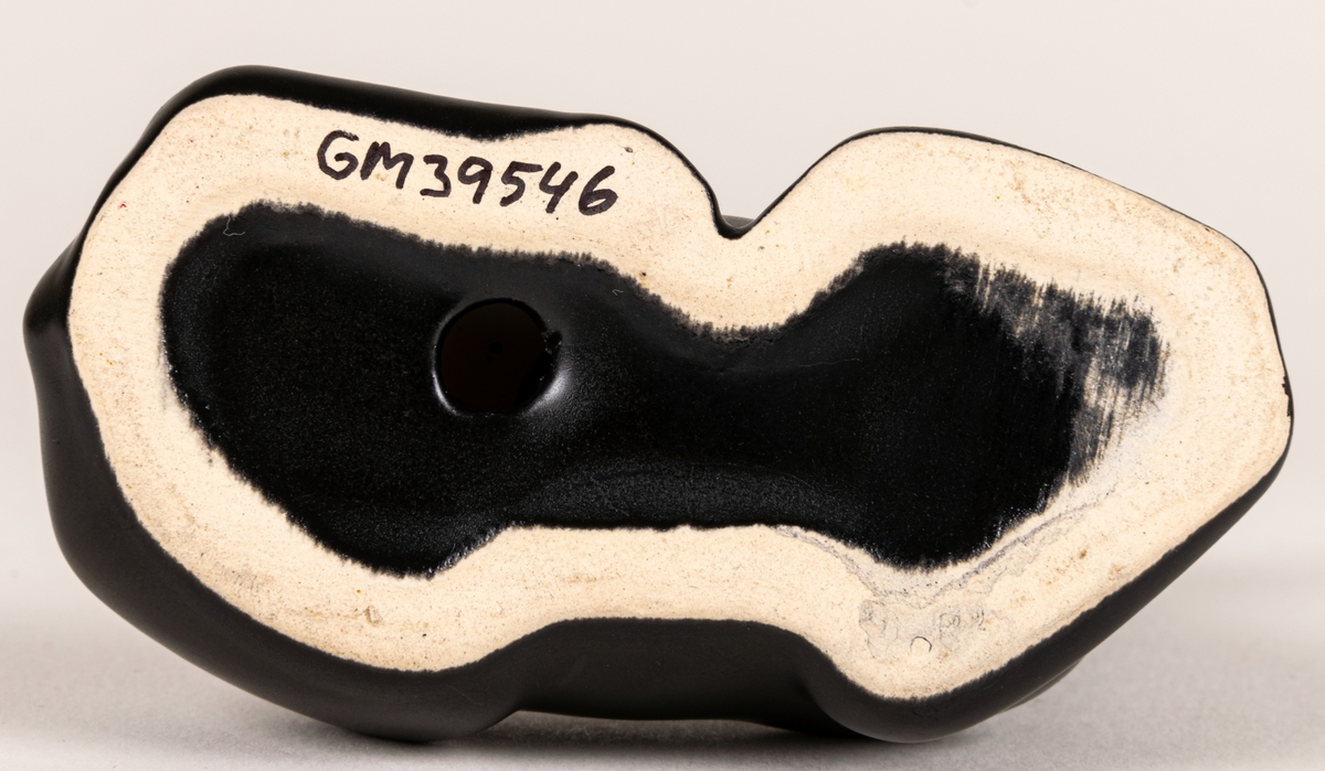 Figurin, svart mangania, föreställande ett liggande rådjur.