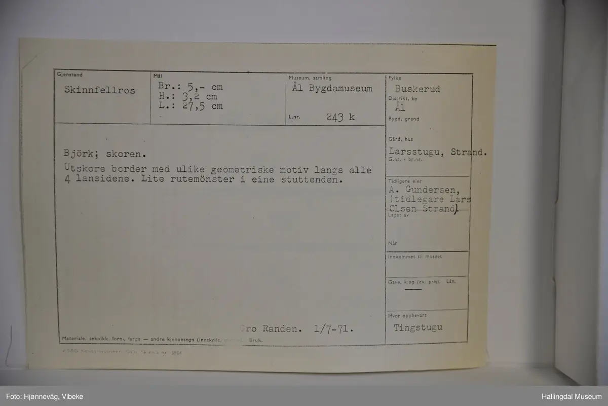 Rektangulær. Utskore border med ulike geometrisk mønster langs alle 4 langsidene. Lite rutemønster i eine stuttenden.
Gro Randen. 1/7-72.