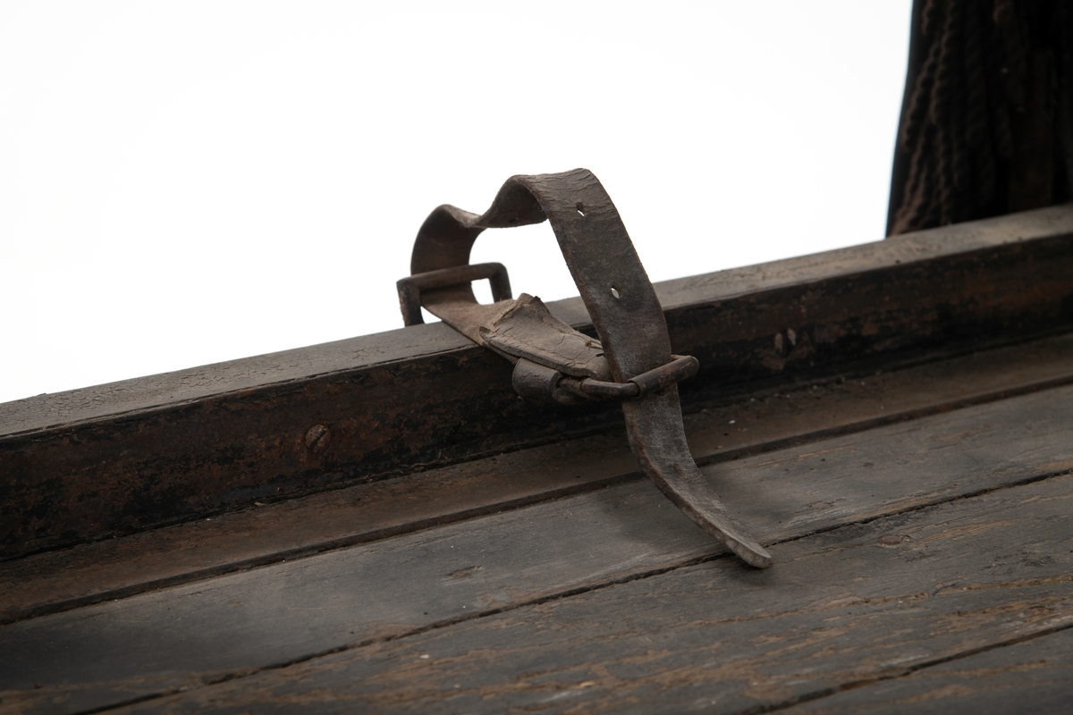 Begravelsesvogn med baldakin, tak beslått med metallplate, svart tekstil som er noe bleknet og er mer i brun. Er nå på meier, men skal i følge protokoll være for både hjul og meier. Kuskesete i forkant, med rom under setet. 6 reimer er festet til 'platting'. "Brett" med hjul på plattingen. Tre dekorelementer på taket, ett kors og to  stiliserte blomster. Kappe med dusker og possementbånd. 7 gardiner, 1 mangler.