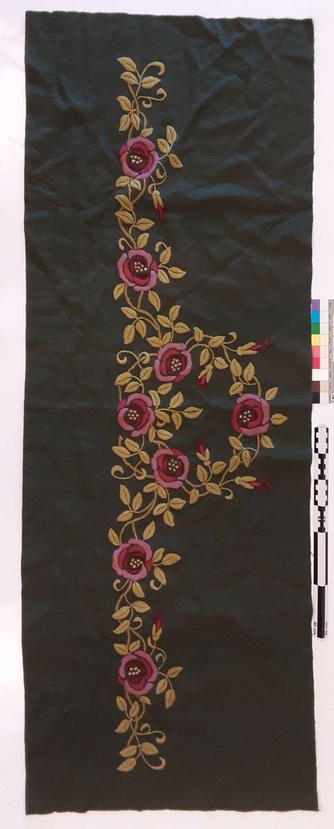 Broderte ullgardiner. 2 høyder a 235 cm og ett overstykke 152 cm langt.