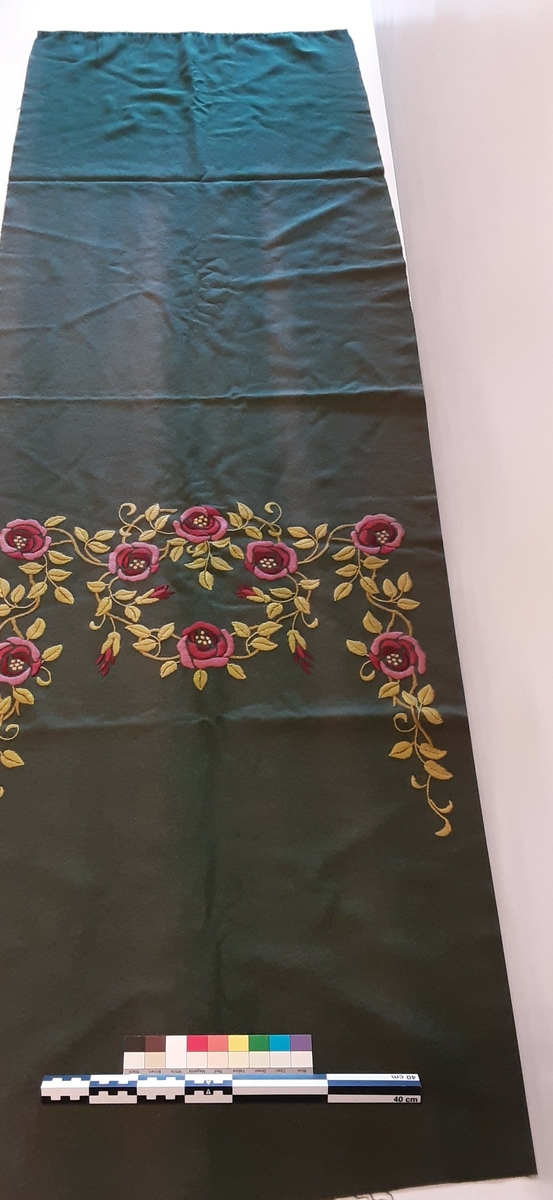 Broderte ullgardiner. 2 høyder a 235 cm og ett overstykke 152 cm langt.