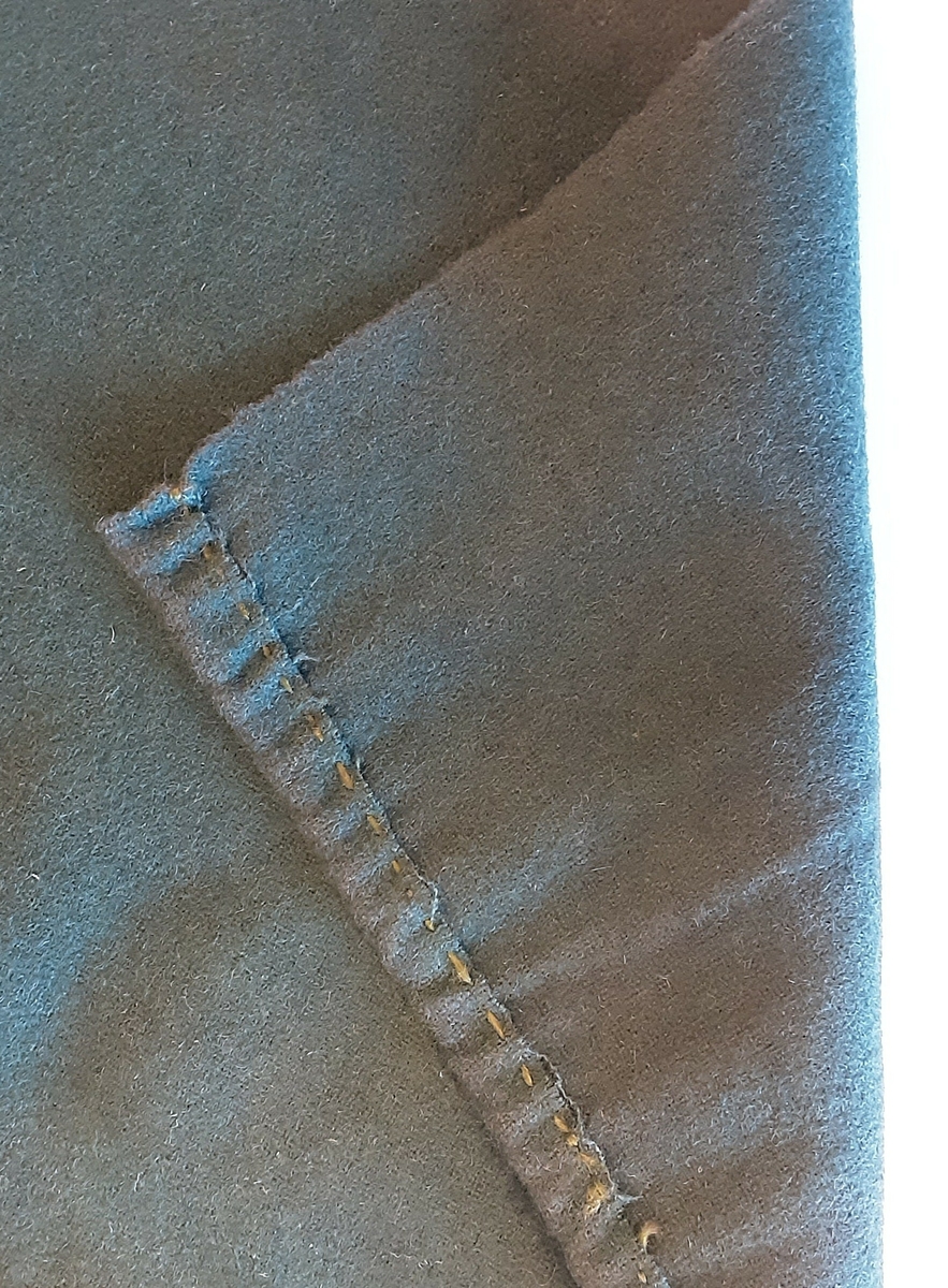 Broderte ullgardiner. 2 høyder a 235 cm og ett overstykke 152 cm langt.