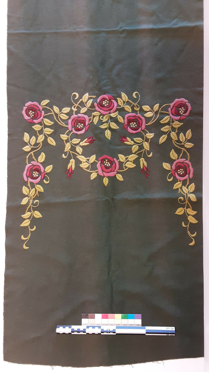 Broderte ullgardiner. 2 høyder a 235 cm og ett overstykke 152 cm langt.

