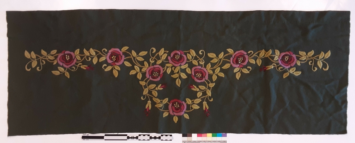 Broderte ullgardiner. 2 høyder a 235 cm og ett overstykke 152 cm langt.
