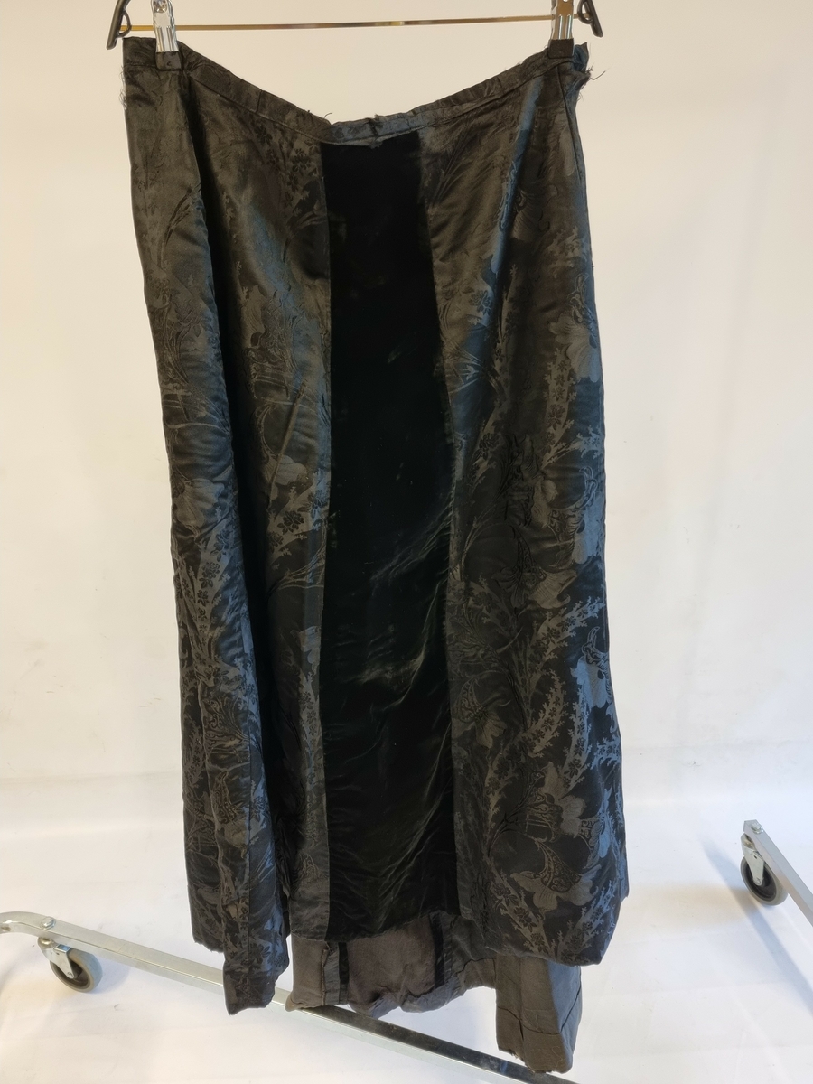 Skjørt i brokade og fløyel til todelt kjole.  Skjørtet er omsydd.