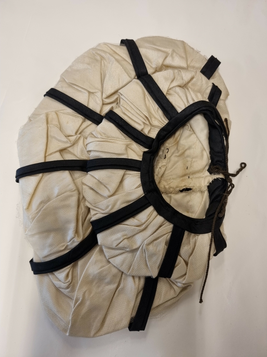 Løst erme til ballkjole. Hvit med sorte bånd. Pufferme.