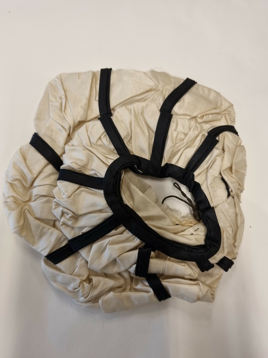 Løst erme til ballkjole. Hvit med sorte bånd. Pufferme.
