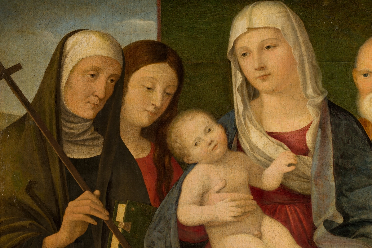 Maria med Jesusbarnet samt fyra helgon; i mitten framför en grön skärm sitter Maria, hållande Jesusbarnet; från höger till vänster, två kvinnliga helgon (S:t Clara och en okänd); till höger, två manliga helgon (Johannes Evangelista och Petrus)