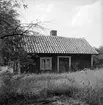 Obebodd enkelstuga vid hemmanet Lilla Grimskumla i Bjälbo. Dokumenterad av Östergötlands museum 1951.