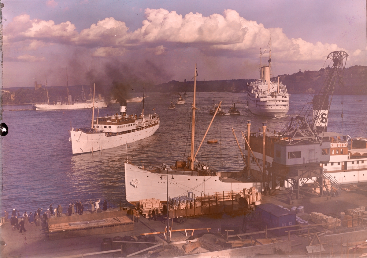 Fartyg på Stockholms ström. I förgrunden HEIMDALL vid Skeppsbron. I bakgrunden bl a BRYNHILD och KUNGSHOLM.