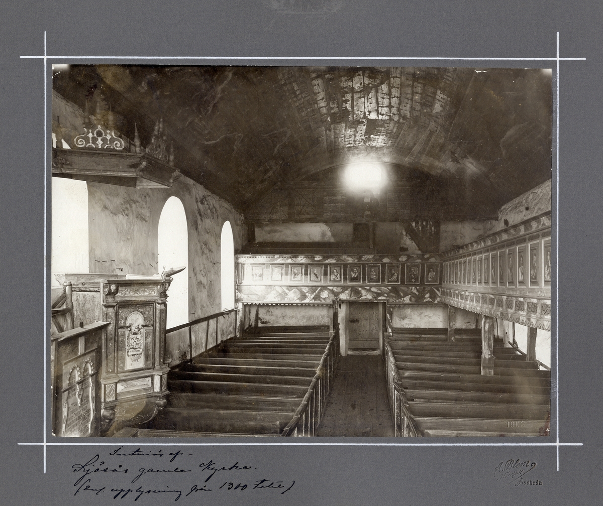 Interiör från Sjösås gamla kyrka. Man ser predikstolen till vänster, läktarna m.m.