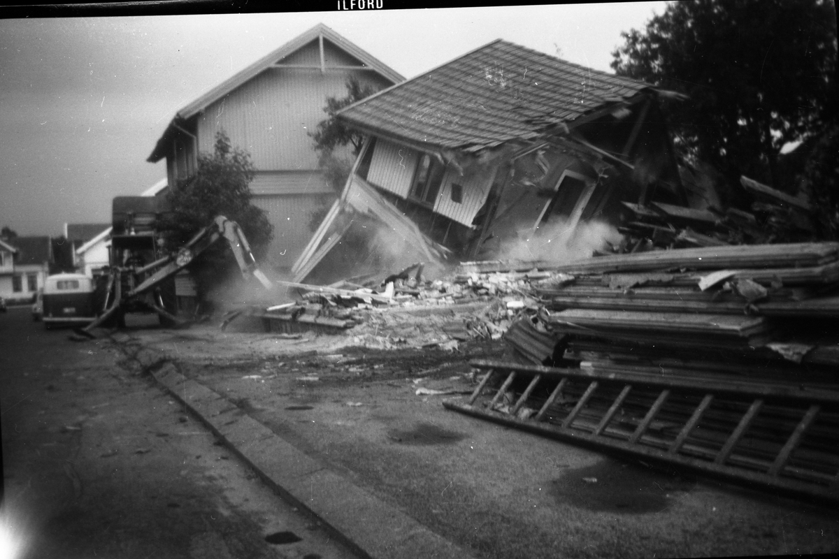 Riving av hus, Jærnbanegaten, fotografert 1970/71.

Fotosamling etter fotograf og kringkastingsmann Rikard W. Larsson (31.12.1924 - 08.06.2015).