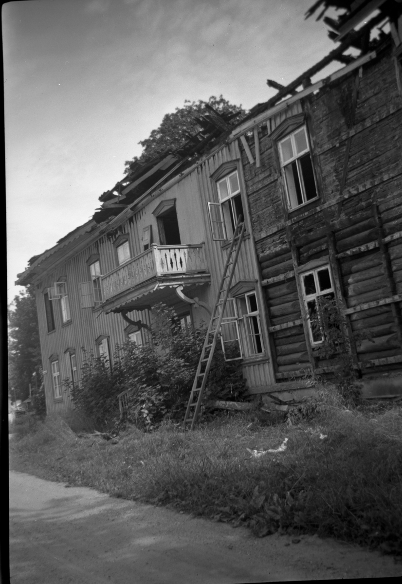 Nedre Frednes fotografert etter brann.

Fotosamling etter fotograf og kringkastingsmann Rikard W. Larsson (31.12.1924 - 08.06.2015).