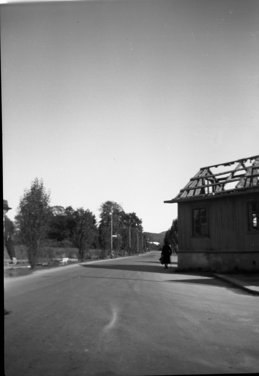 Riving av meieriet på Sundjordet.

Fotosamling etter fotograf og kringkastingsmann Rikard W. Larsson (31.12.1924 - 08.06.2015).