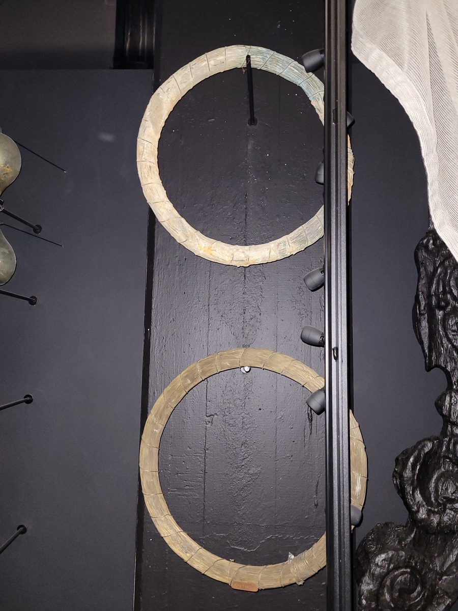 Trådringar av mässing. Tillverkad på Holmens bruk i Niorrköping. Ringarna (delnr a+b) märkta med blyplomber som bär initialerna LDG (Louis De Geer). Blyplomberna är avbrutna. Bärgade av civilingenjör F Th Hagerup, Danmark, från ett skepp som på 1600-talet förliste utanför Läsö i kattegatt på väg från Norrköping till Amsterdam. den ena i samma skick som då den togs upp, den andra rengjord.
Ringarna består av finare mässingstråd 1,18 - 1,20 mm i diameter.
Hela ringen innehåller ca 1350 meter.
Denna tråd konserverad.