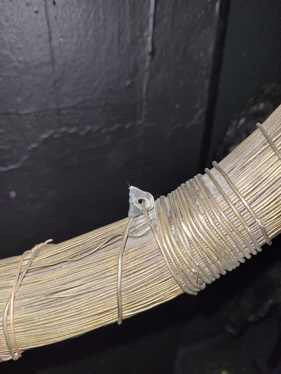 Trådringar av mässing. Tillverkad på Holmens bruk i Niorrköping. Ringarna (delnr a+b) märkta med blyplomber som bär initialerna LDG (Louis De Geer). Blyplomberna är avbrutna. Bärgade av civilingenjör F Th Hagerup, Danmark, från ett skepp som på 1600-talet förliste utanför Läsö i kattegatt på väg från Norrköping till Amsterdam. den ena i samma skick som då den togs upp, den andra rengjord.
Ringarna består av finare mässingstråd 1,18 - 1,20 mm i diameter.
Hela ringen innehåller ca 1350 meter.
Denna tråd konserverad.
