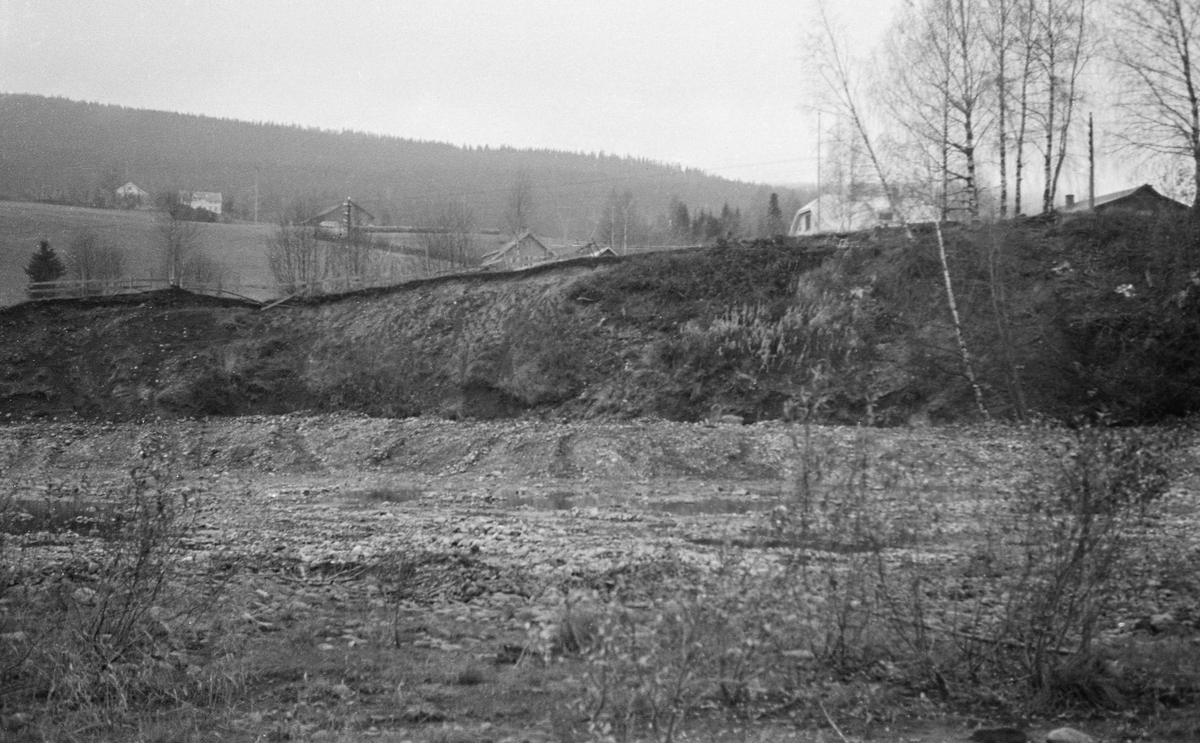 Elva Rindas utløp ved Vingrom i daværende Fåberg kommune. Dette fotografiet skal være tatt i 1951. På dette tidspunktet var elveløpet nettopp «opprensket» ved hjelp av bulldoser slik at det fikk et slakt buet tverrsnitt. Da dette fotografiet ble tatt var det forholdsvis lite vann i elva.

Rinda kommer fra noen tjern sør for Rindåsen, i grensetraktene mellom Vestre Gausdal og Fåberg. Derfra renner den sørover og sørøstover gjennom Saksumsdalen mot Vingrom, hvor elva når Mjøsas vestside, ei snau mil sør for Lillehammer i innsjøens nordende. Rinda er drøyt 2 mil lang og har et nedslagsfelt på 95 kvadratkilometer.