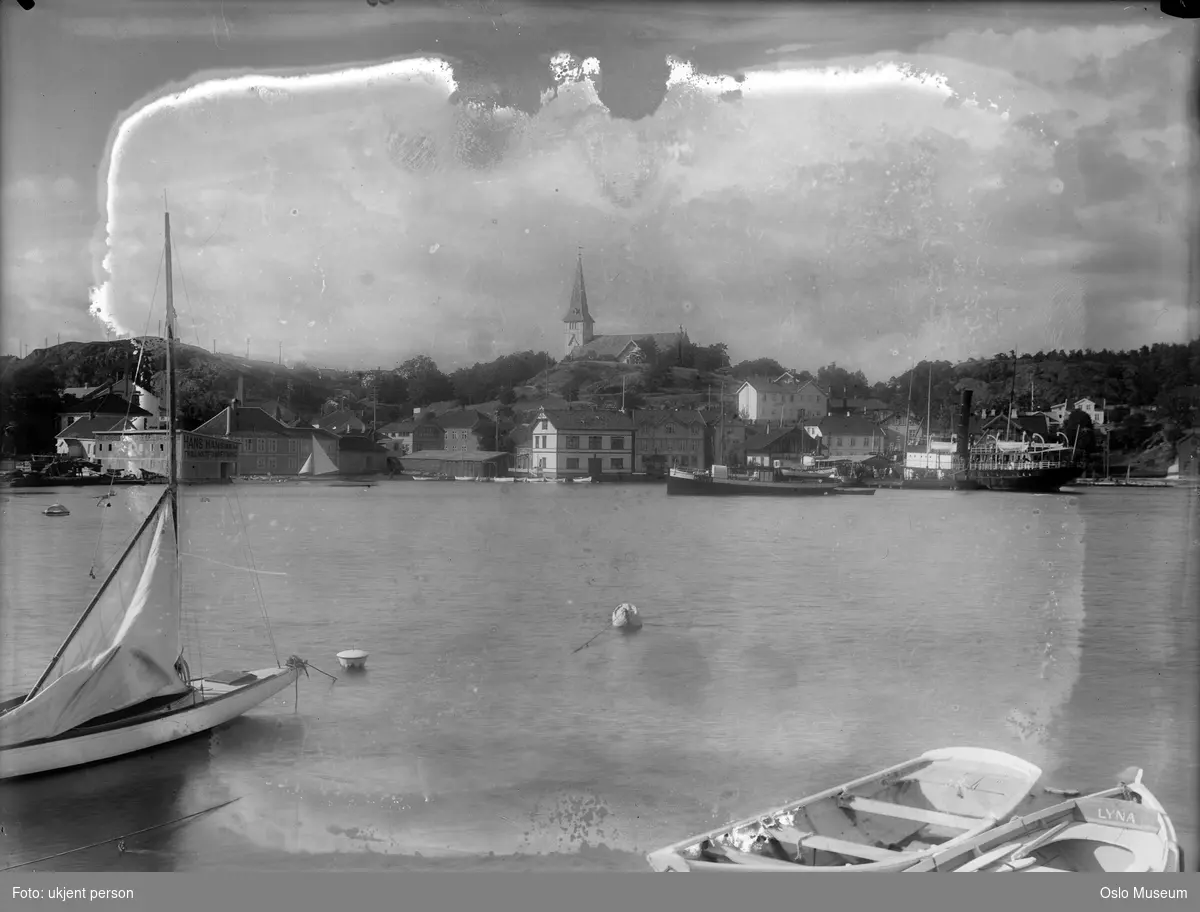 fjord, robåter, seilbåt, by, havn, dampbåter, trehusbebyggelse, Grimstad kirke