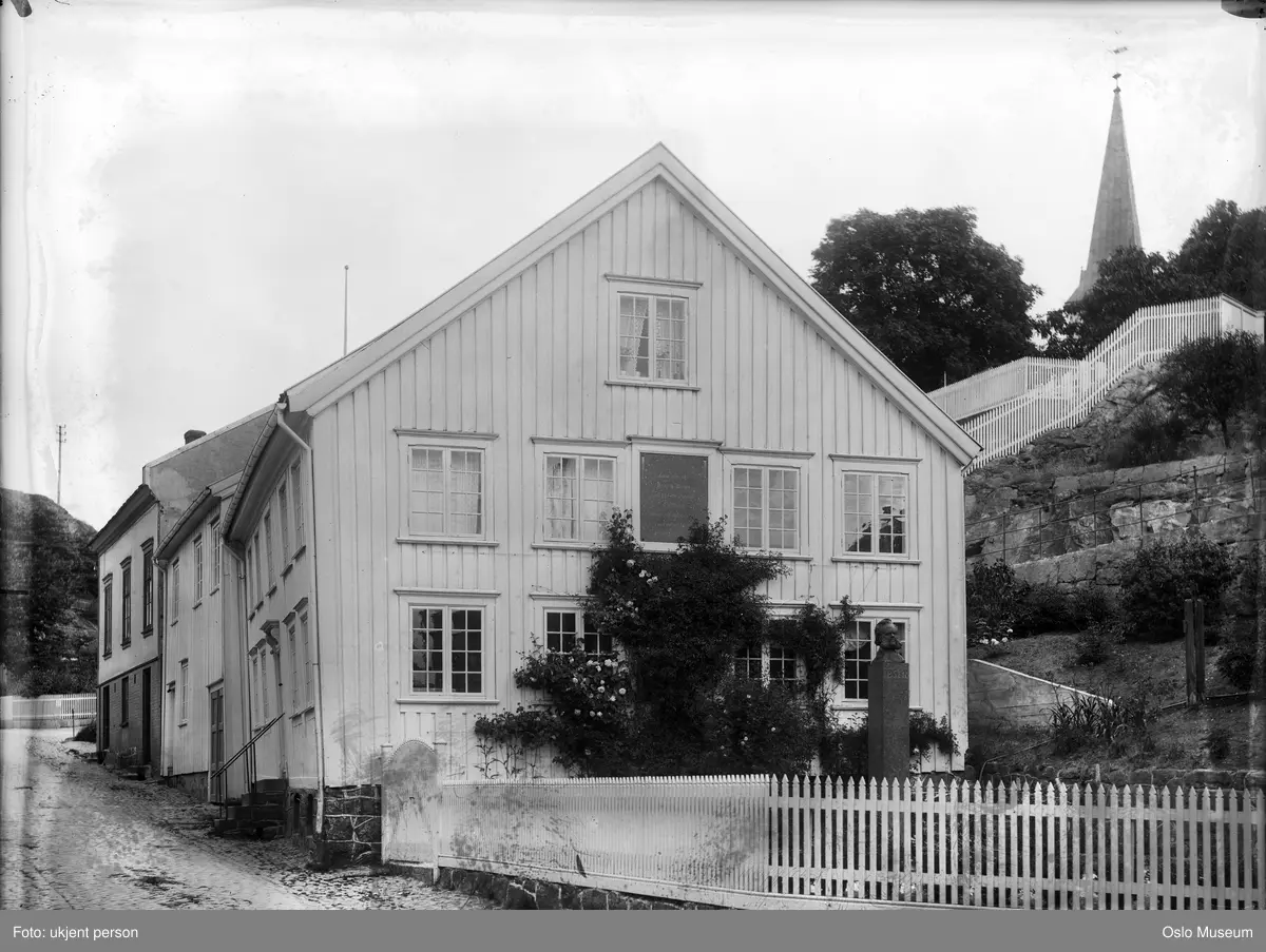 Lars Nielsens apotek, senere Ibsen-museet, hage, portrettbyste