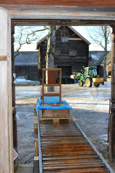 Bildet viser gjenstander som blir flyttet ut av et bygg.
