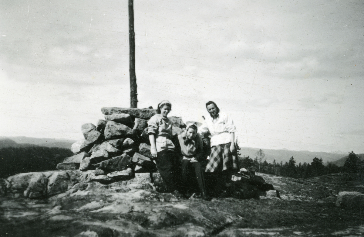 Fleire bilde frå ein fjelltur.  Tordis Terjesen er ei av dei som er med på dei fleste bilda.