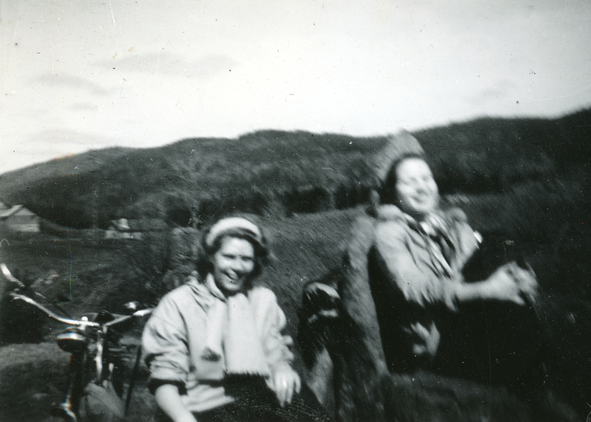 Fleire bilde frå ein fjelltur.  Tordis Terjesen er ei av dei som er med på dei fleste bilda.