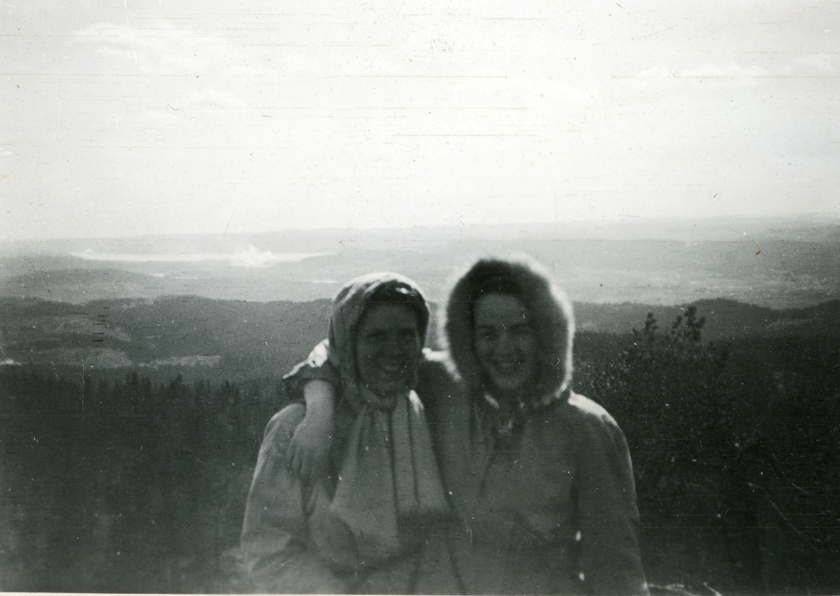 Fleire bilde frå ein fjelltur.  Tordis Terjesen er ei av dei som er med på dei fleste bilda.