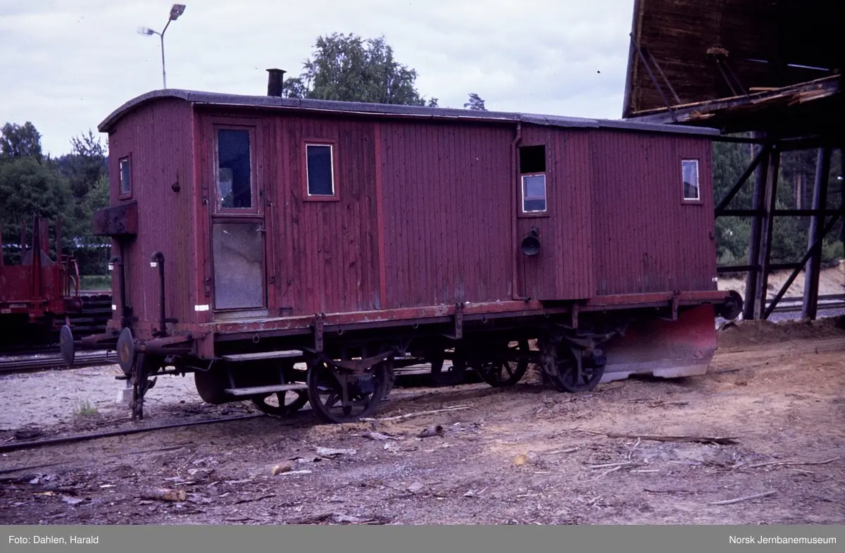 Gammel sporrenser Xs 23498 på Flesberg stasjon på Numedalsbanen