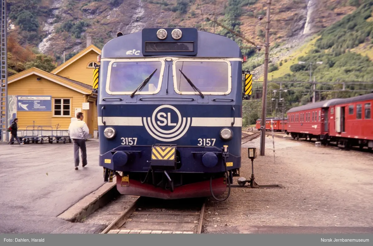 SJ elektrisk motorvognsett type X10 nr. 3157 på Flåm stasjon