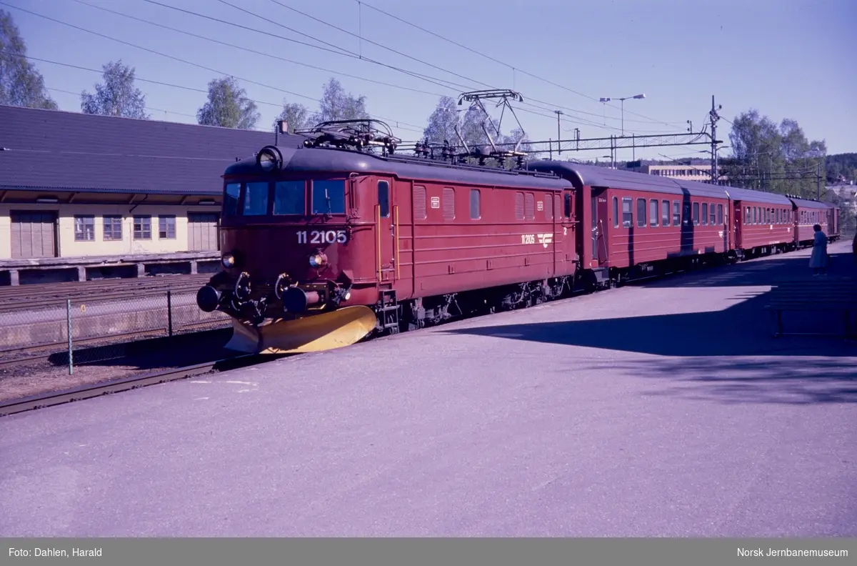 Elektrisk lokomotiv El 11 2105 med persontog fra Oslo S på Kongsberg stasjon