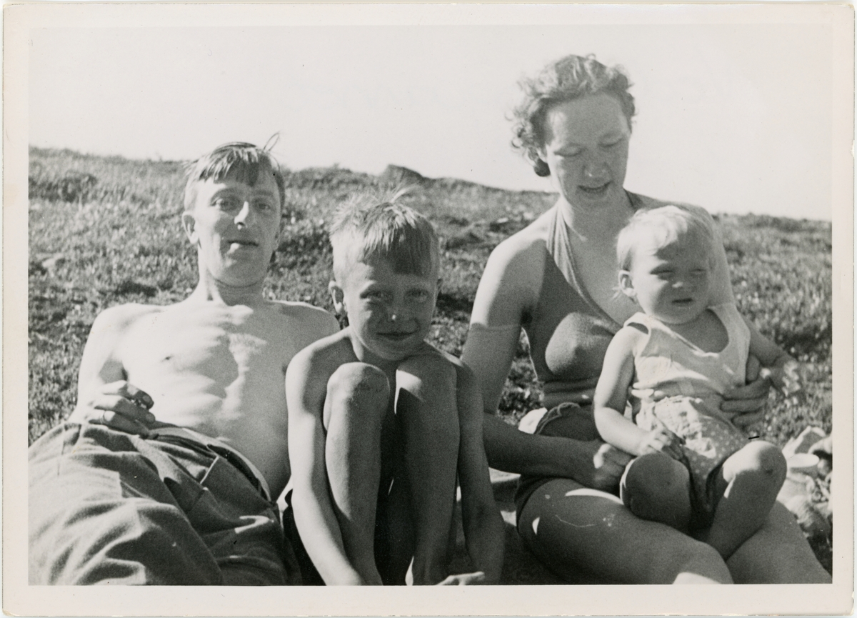 Familien Christiansen ved Langvannet i Hammerfest sommeren 1949.