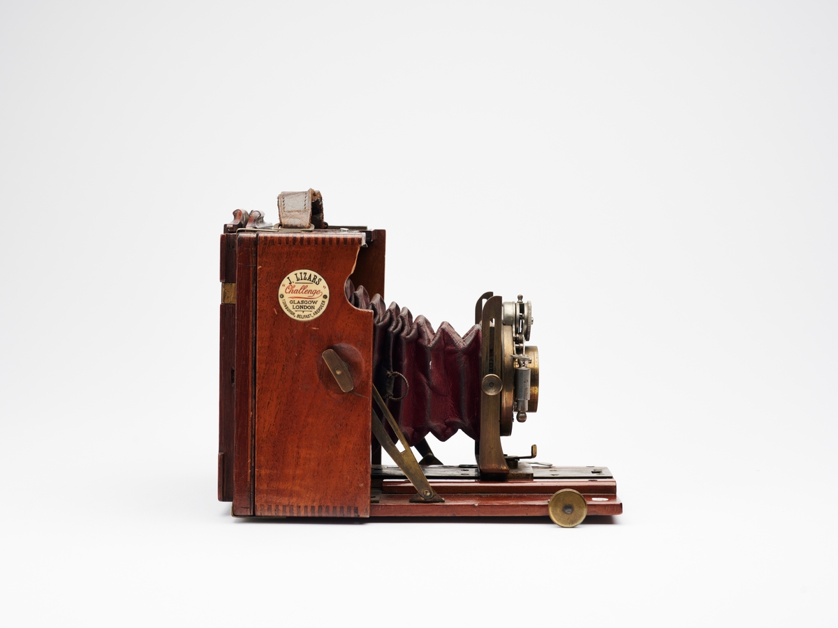 Challenge er et foldekamera for plater, produsert av J. Lizars på begynnelsen av 1900-tallet.