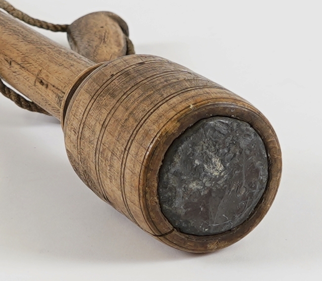 Vekt i tre forma som ei stang med "klubbe" i den eine enden og krok i den andre. I "klubba" er det lagt inn bly for å gjera denne tyngre. Langs stanga er det stifta inn merker for avlesing av vekt. Ved å feste det som skal vegast i kroken og ved å flytte handtaket til vekta er i jamnvekt kan ein lese av vekta.