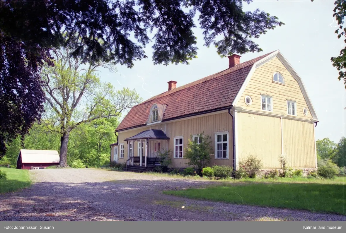 Hägerums gård, mangårdsbyggnaden. Observera panelen som lutar åt olika håll på halva fasaderna så den ser slät respektive randig ut.