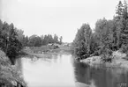 I ett lummigt parti av Stångån, där vattendraget precis lämnat Stora Rängen, ligger Fiskarestugan tillhörigt godset Bjärka Säby. Linköpingsfotografen Didrik von Essen förevigade platsens stillhet en sommardag 1902.