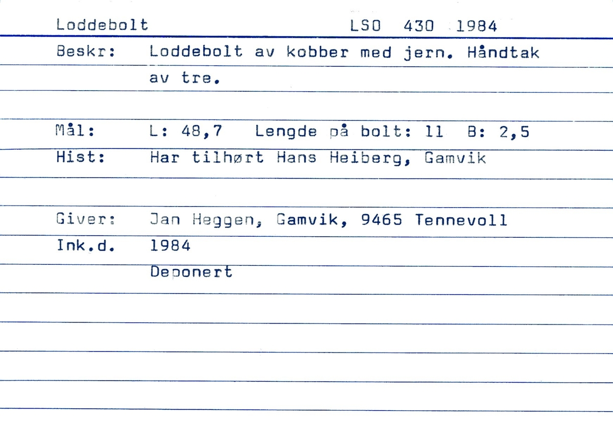 Loddebolt. Jernstang med vinkelrett 4-sidet bolt i kobber. Smalner av mot enden. Trehandtak med jernring.