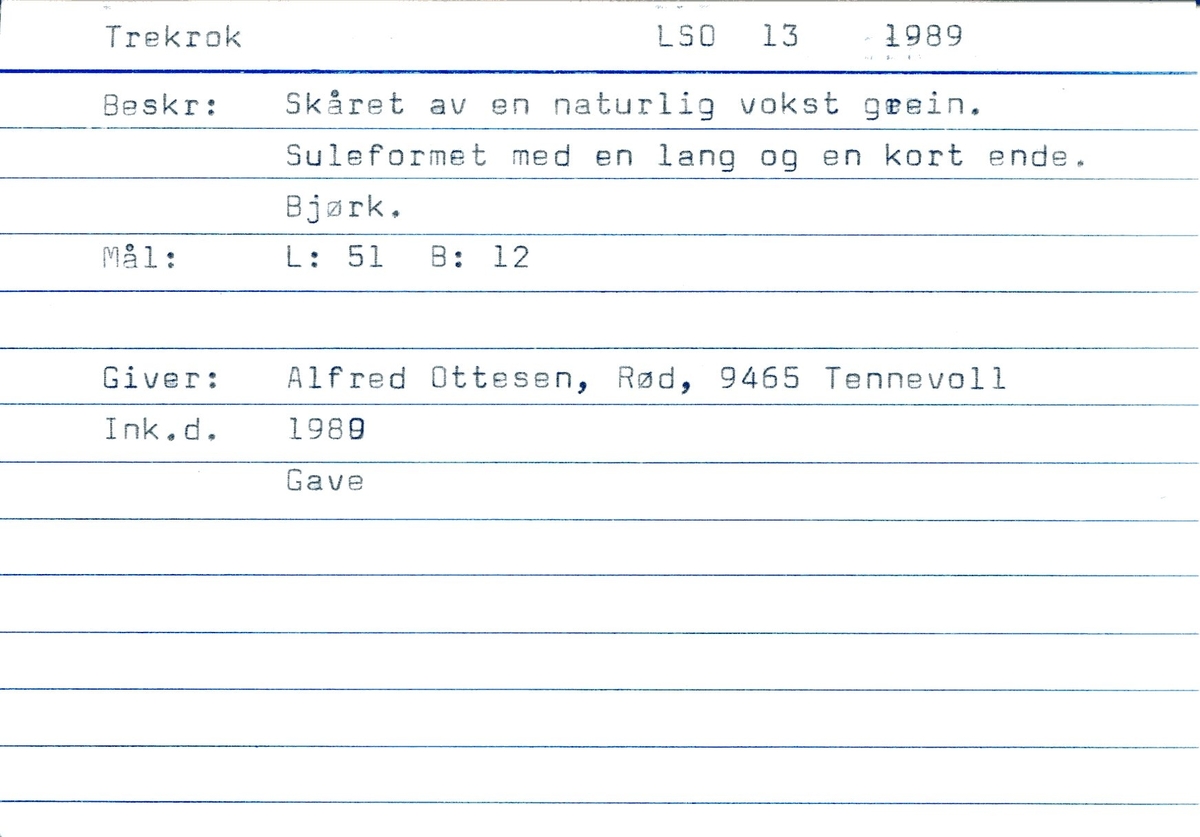 Trekrok. Bearbeid av ei grein. Lengste del har skåret innsnevring. Kroken ender i en spiss.