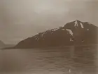 Fotografi från expedition till Grönland. Landskapsbild med hav och berg. Motiv med vy vid byn Arsuk som grundades den 1 september 1805. Namnet 