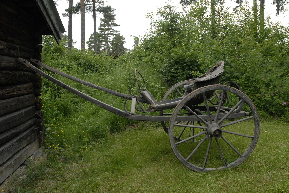 Kan såvidt skimte malte blomsterranker på baksiden av fatingen. Se foto 6.