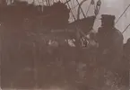 Fotografi från första svenska Antarktisexpeditionen 1901-1904. Motiv av ett antal män ombord på ett fartyg.