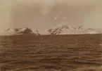 Fotografi från första svenska Antarktisexpeditionen 1901-1904. Vy över hav och snötäckta berg.