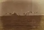 Fotografi från första svenska Antarktisexpeditionen 1901-1904. Vy över hav och snötäckta berg.