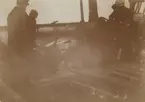 Fotografi från första svenska Antarktisexpeditionen 1901-1904. Motiv av män på båt. Möjligen lastning av sälskinn.