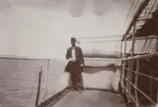 Fotografi från första svenska Antarktisexpeditionen 1901-1904. Motiv av hattbeklädd man på skeppsdäck.