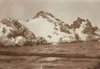 Fotografi från första svenska Antarktisexpeditionen 1901-1904. Motiv av hav, himmel och snötäckt berg.